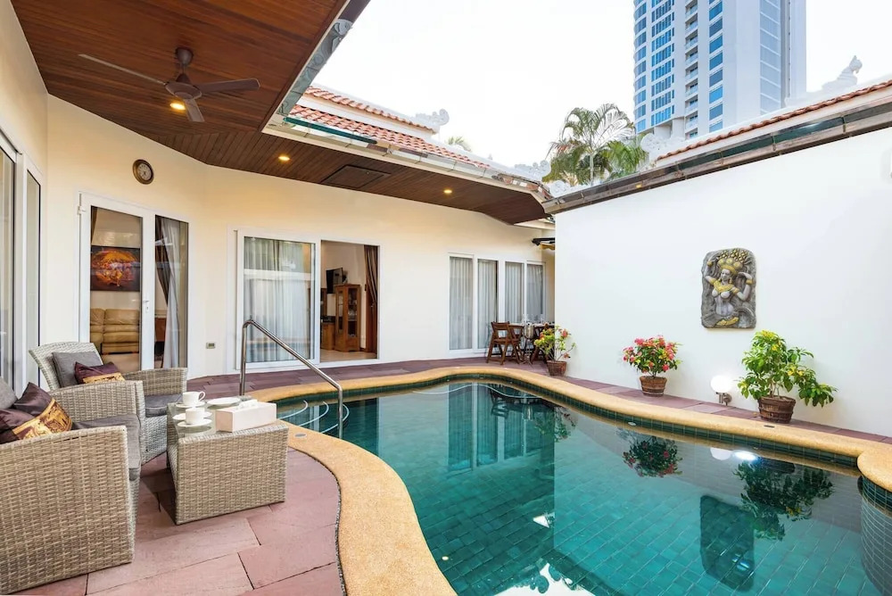 Luxury 4BR Pool Villa Pratamnak Soi5 - 50m to Beach