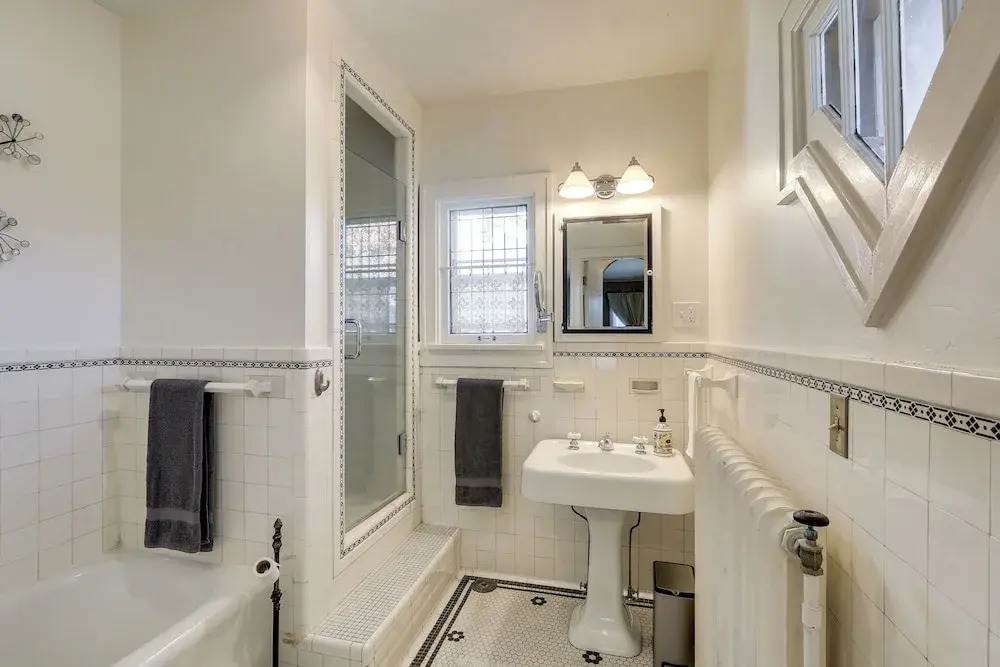 Historic Home Overlooking Central Riverside Park!
