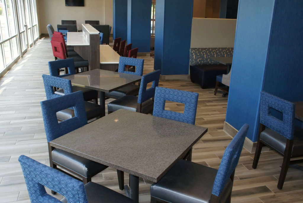 La Quinta Inn and Suites by Wyndham Bloomington