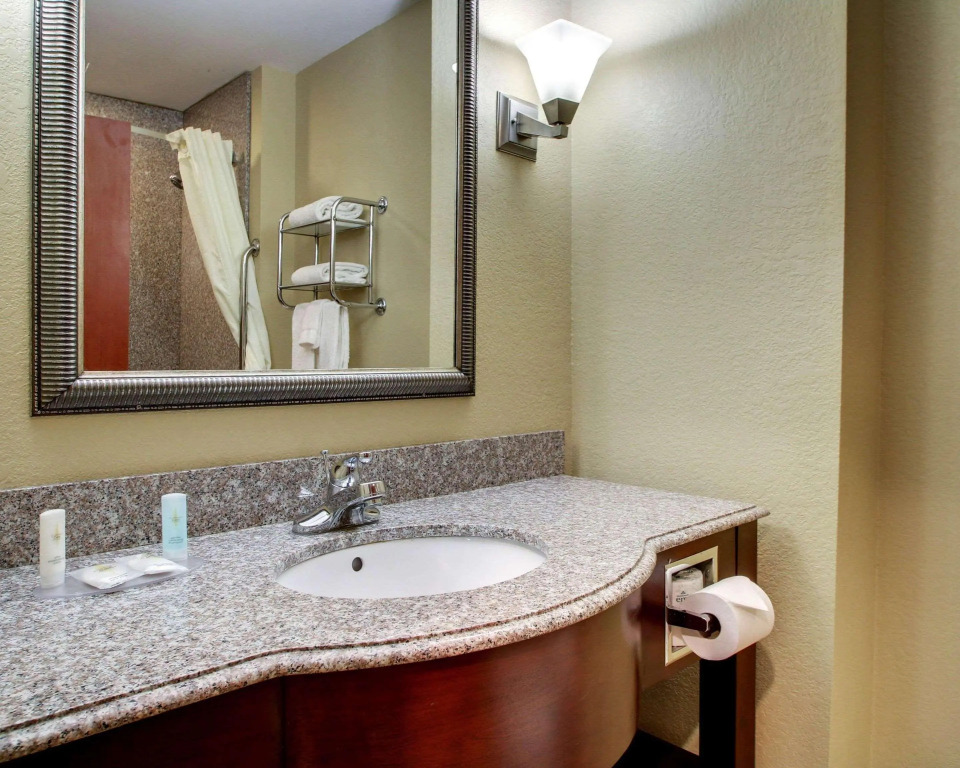 Comfort Inn & Suites Clinton - Jackson West