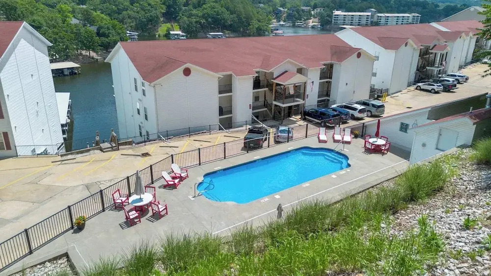 Latibe Retreat Lakefront Condo for 4 w/ Balcony & Pool Access