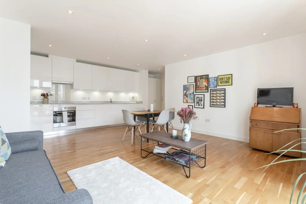 Stylish 2 Bedroom Flat With Balcony