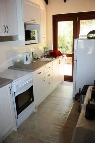 Eleebana Guest House