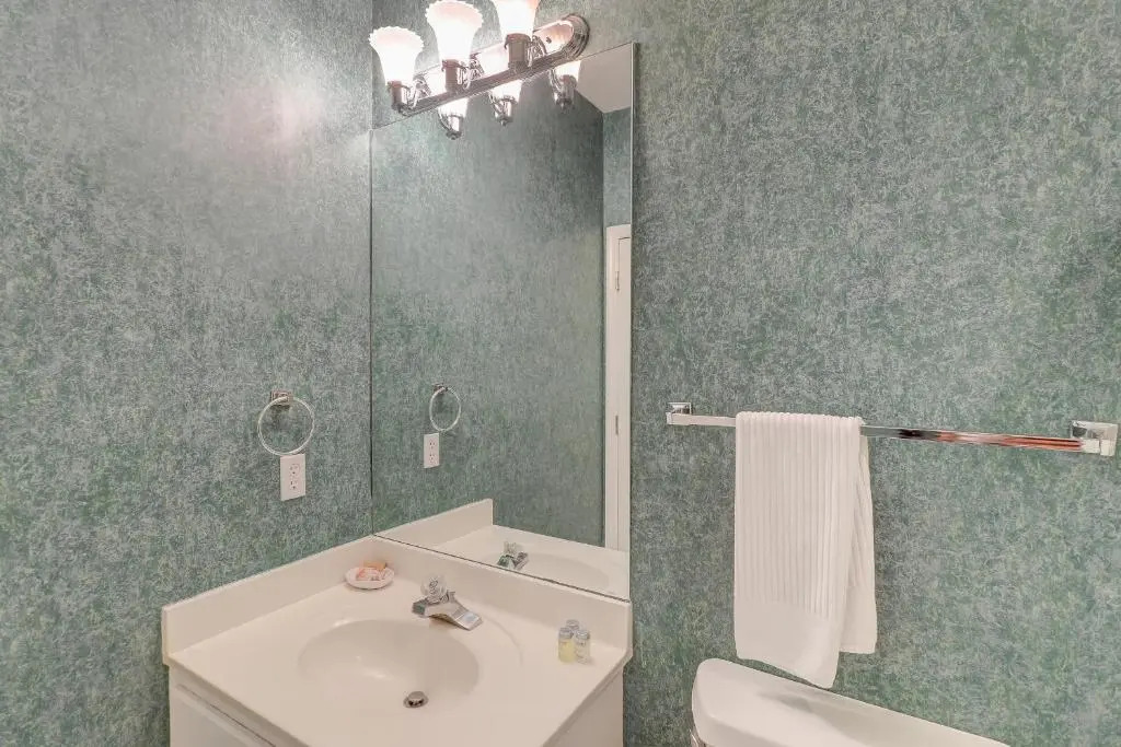 115 Mooring Buoy 4 BR Beach House Pool