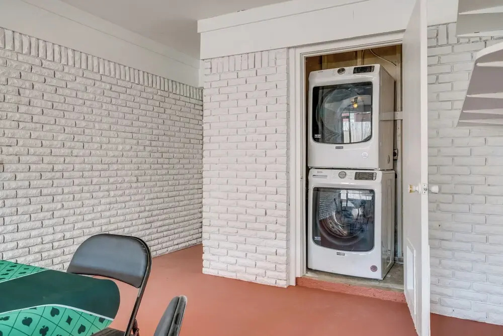 Walk to Campus: Creekside Austin Duplex!
