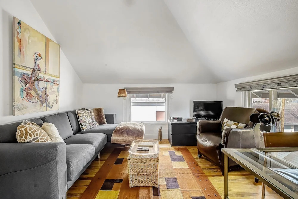 Darling Detached Villa in Heart of Cap Hill