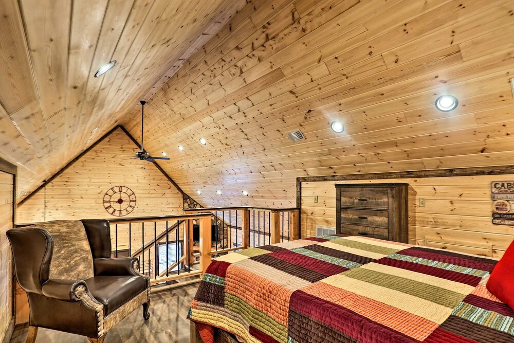 'the Breeze' - Broken Bow Cabin w/ Hot Tub & Deck!
