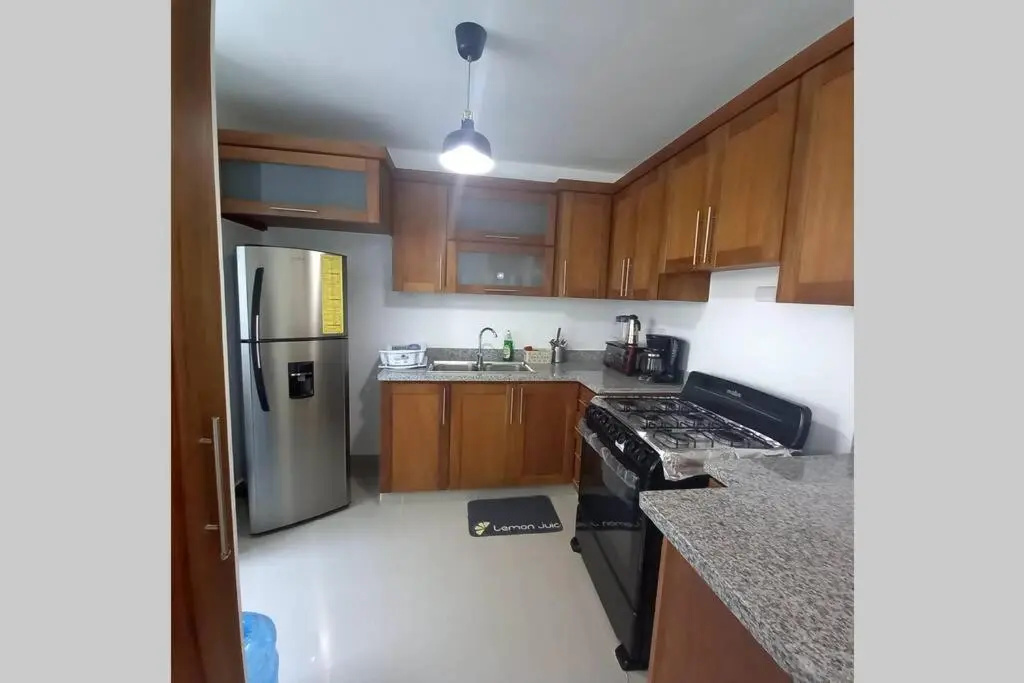 Confortable apartamento de 3 tres habitaciones, con hermosa vista de area verde, ademas de piscinas y juegos infantiles en area recreativa