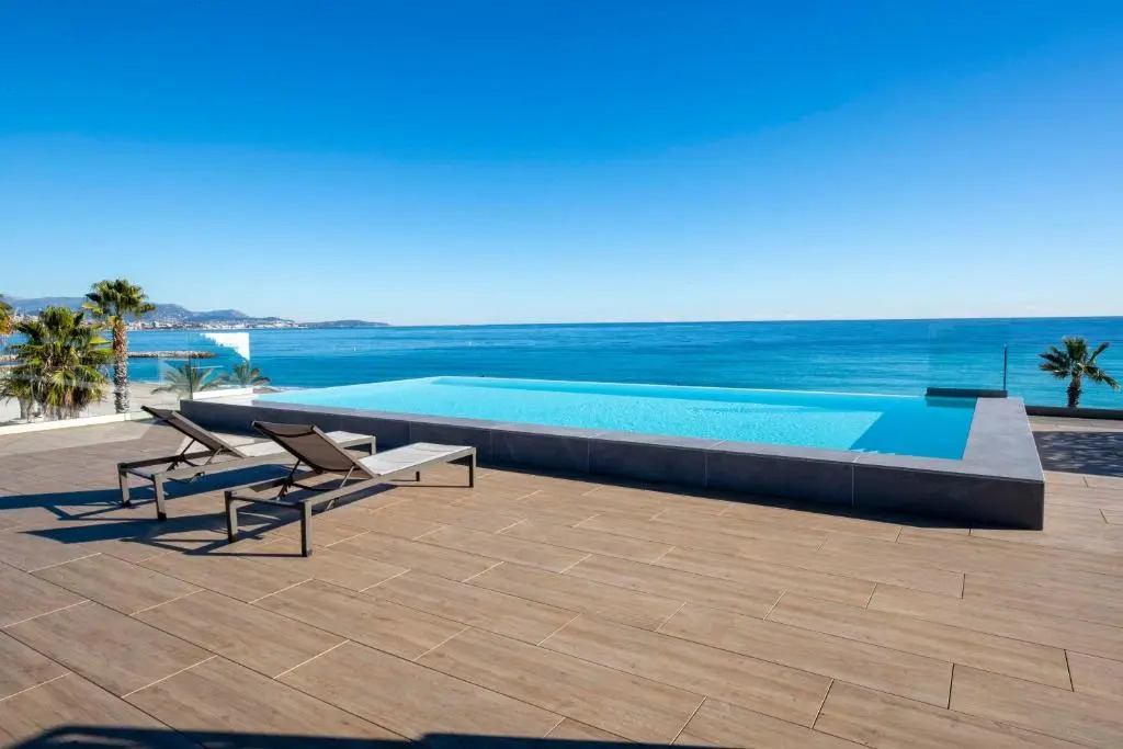 06G - Superbe studio climatisé les pieds dans l'eau - piscine rooftop - parking privé