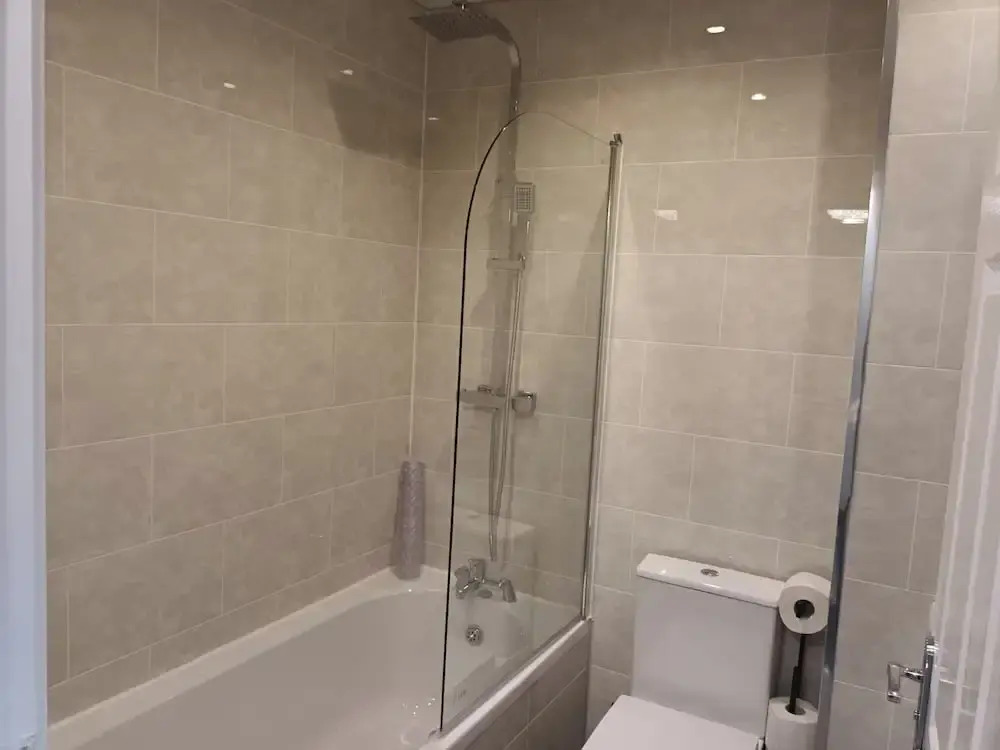 2 Bed House - Sleeps 6 - Parking - Wifi