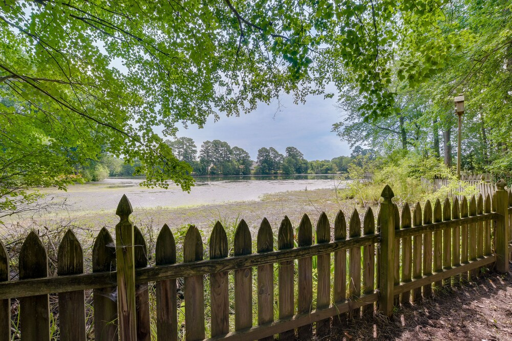 Lakefront Raleigh Retreat ~ 7 Mi to Downtown!