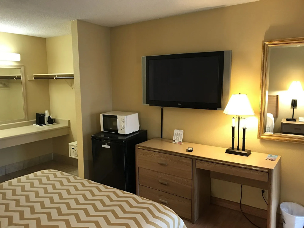 Travelodge by Wyndham Tacoma Near McChord AFB