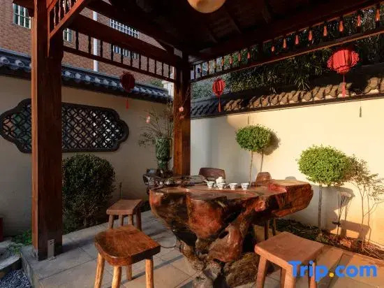 Floral Hotel·Maple Forest Chinese Inn (China Ceramics Museum)