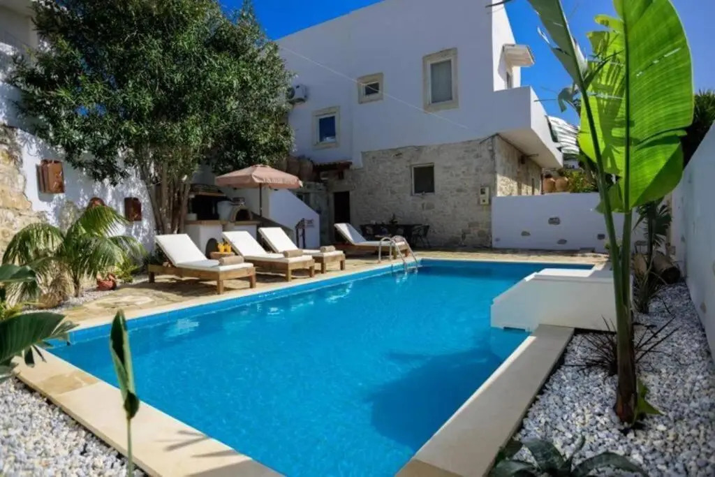 Traditional House 2 with Pool