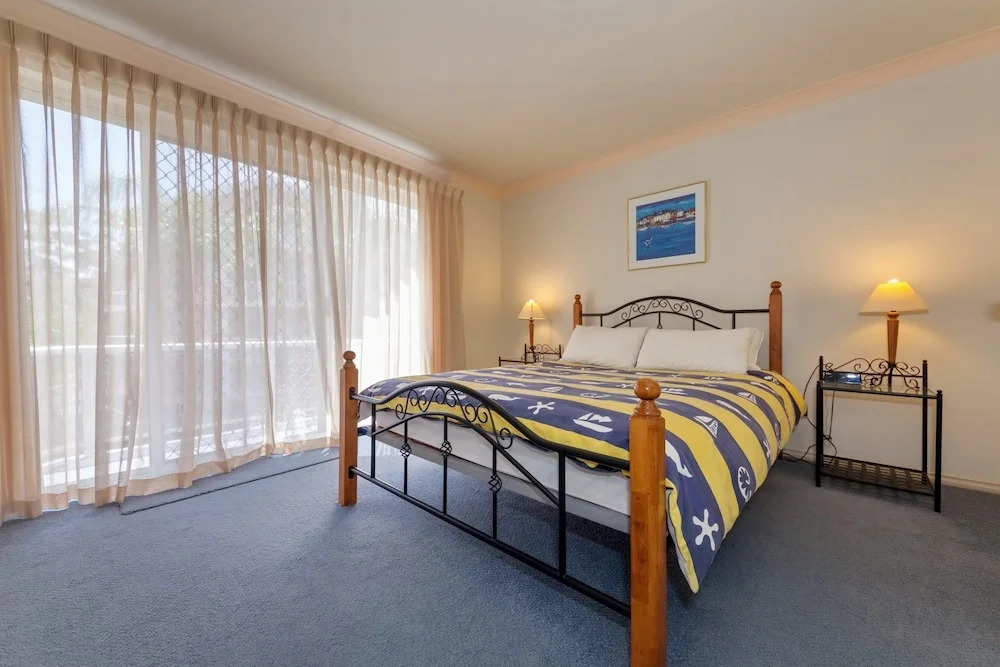 Kristie Court 2, 7 Weatherly Cl close to the beach with WiFi