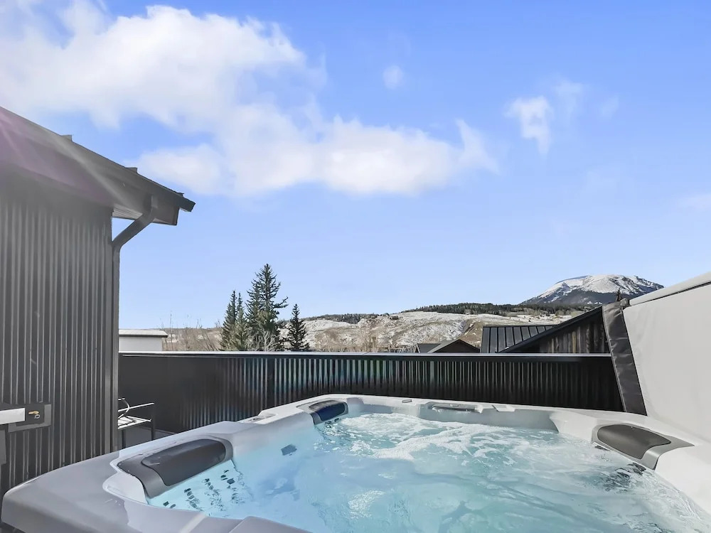 541 Center Circle 3br 3.5ba 3 Bedroom Townhouse by RedAwning