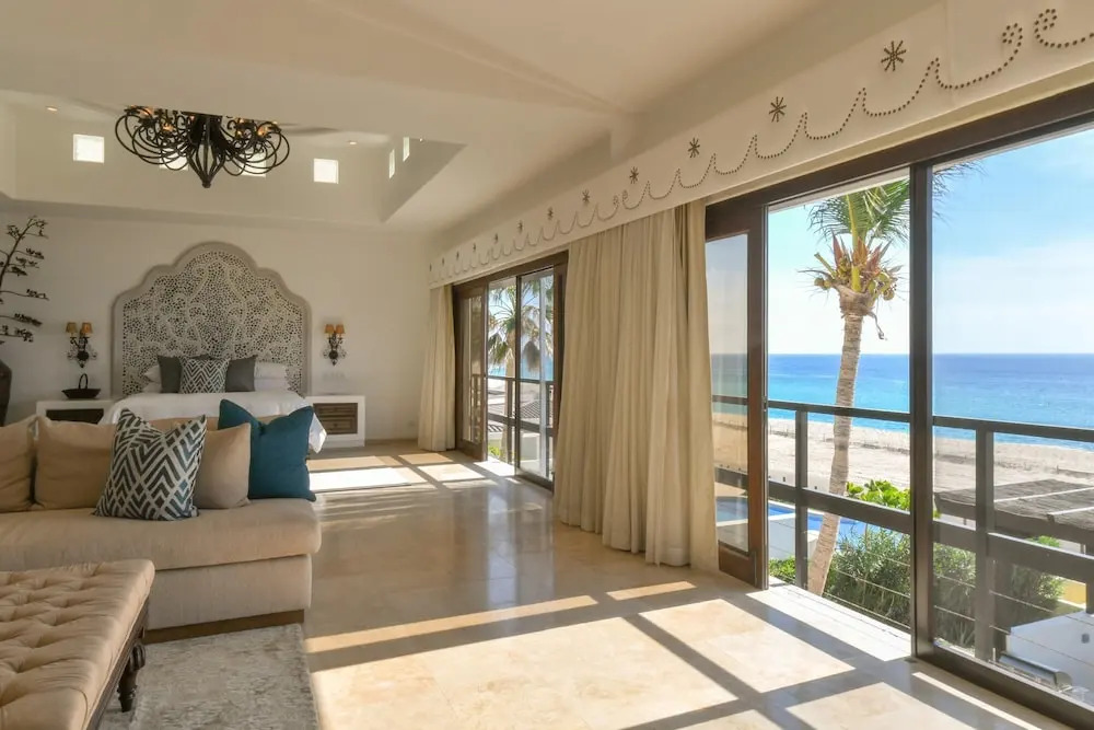 Outstanding Beachfront for up to 15 People: Villa Delfines