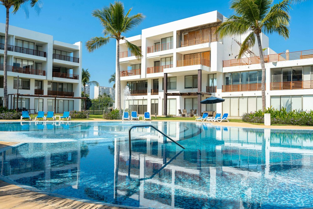 Luxury Condo with Private Beach 4BR