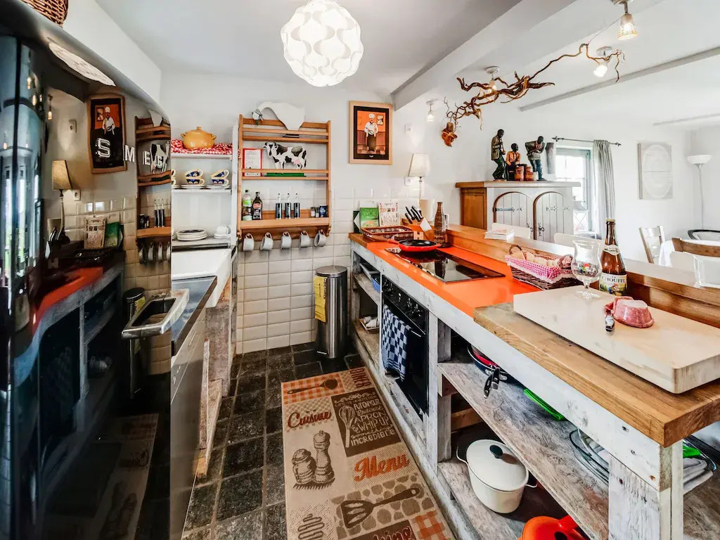 Tranquil Holiday Home in Mont with bubble bath, Terrace, Garden