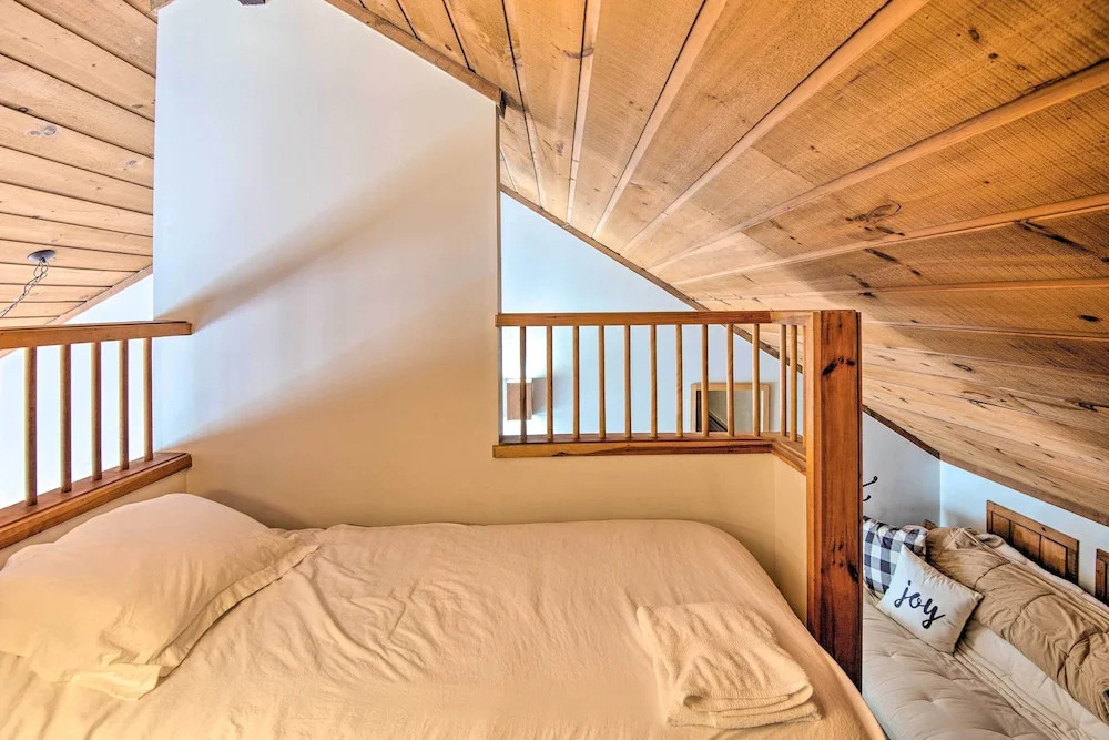 Lincoln Condo w/ Amenities + Shuttle to Loon!