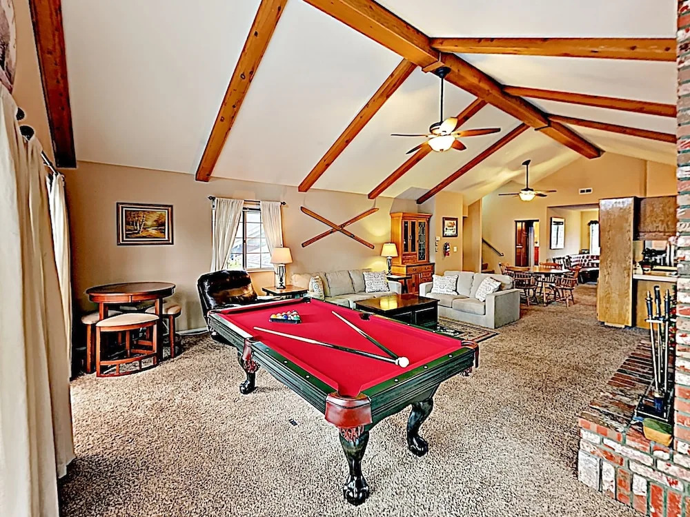 Eagles Nest: Large House Near Lake & Ski Resorts 3 Bedroom Home