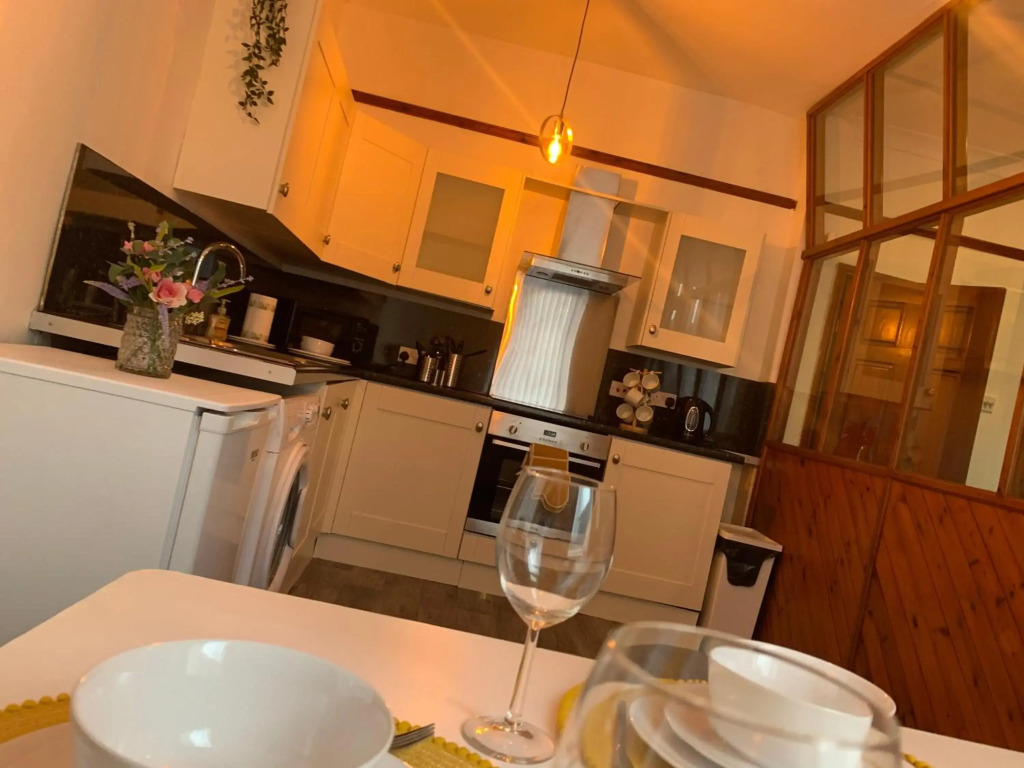 Rodsley - 2 bed Gateshead flat in central location free parking close to Saltwell Park free WIFI and Netflix