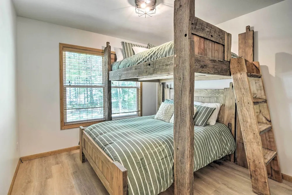 Upscale Family Cottage < 1 Mi to Higgins Lake