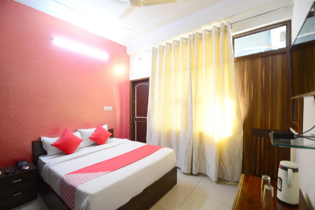 OYO 18342 Hotel Aqueens