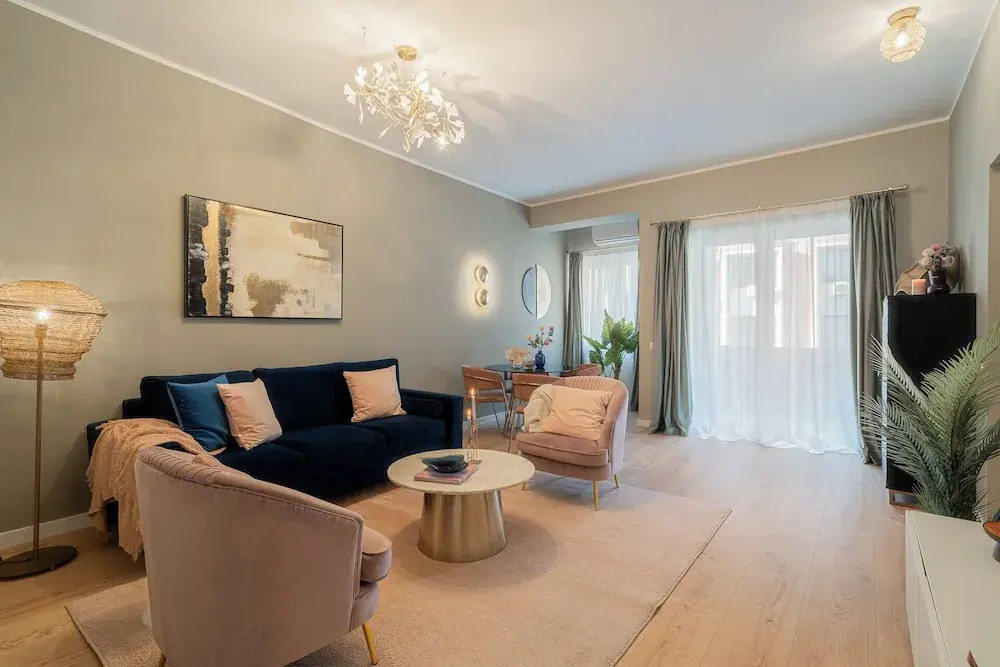 Designer 2-Bedroom Flat with Balcony & Full Amenities Steps from Piata Universitatii