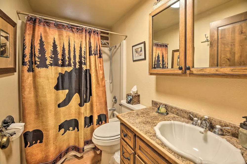 Family & Dog Friendly: Rustic Lakeside Cabin