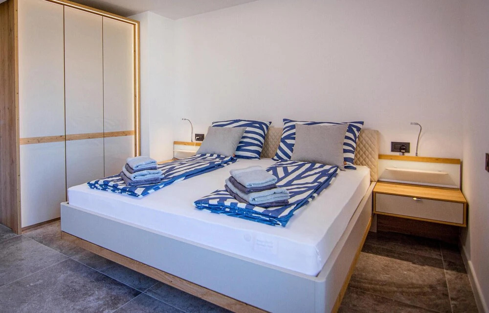Amazing Home in Cres With Wifi, Heated Swimming Pool and 6 Bedrooms