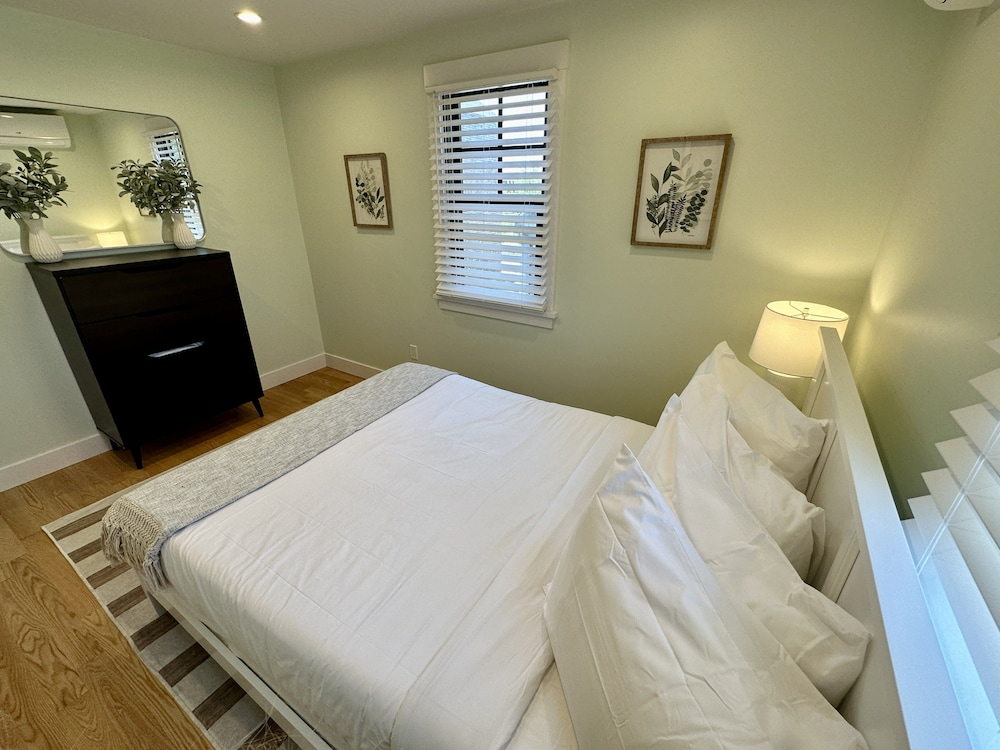 Downtown Newport Townhouse 2 Br/1.5 Bath/parking 2 Bedroom Apts