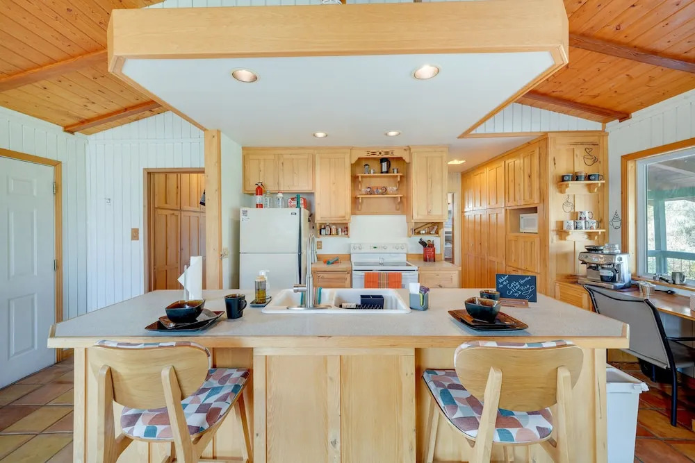 Scenic Kernville Getaway w/ Deck & Mountain Views!