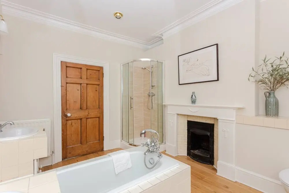 Beautiful 5 Bedroom Home With Garden in South Kensington