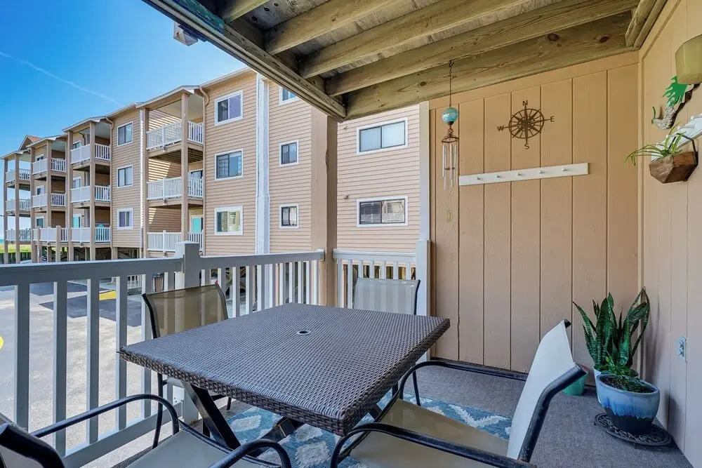 Breezy Carolina Beach Condo w/ Balcony & Pools!