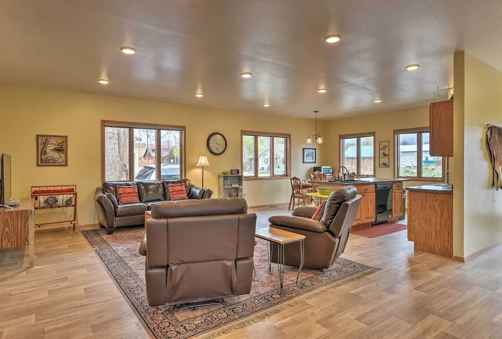 Large Ten Sleep Home on Main St, 10 Mins to Canyon