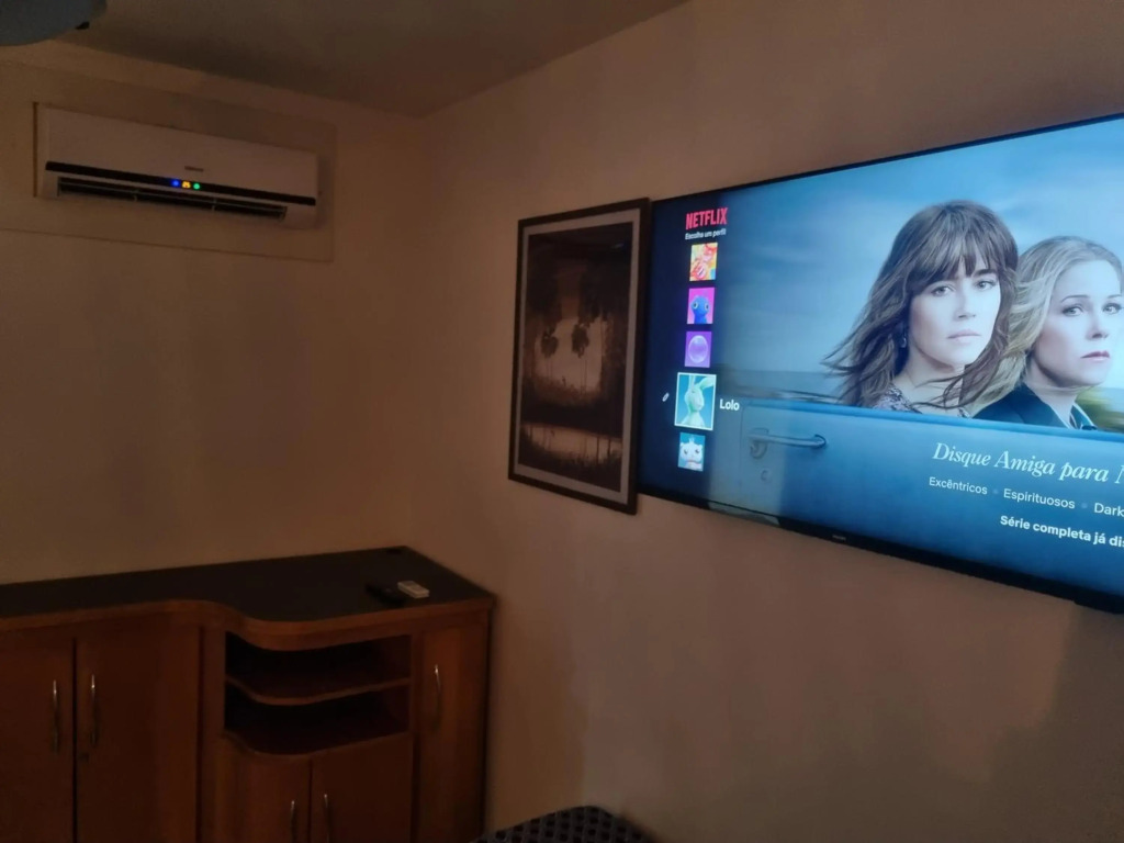 Apartamento Frente para o Mar - Varandão com Blindex - Vista Total para o Mar - 1 Suite e mais 2 Quartos-Ar Condicionado - 2 Vagas - BEIRA MAR - 70 metros da Praia do Morro e Praia da Cerca -WI-FI -TV -DISNEY PLUS-STARMAX-NETFLIX -HBO MAX