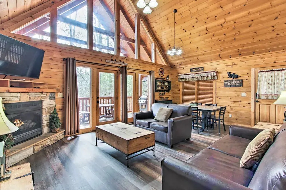 3 Mi to Gatlinburg: Cabin w/ Deck & Pool Table!