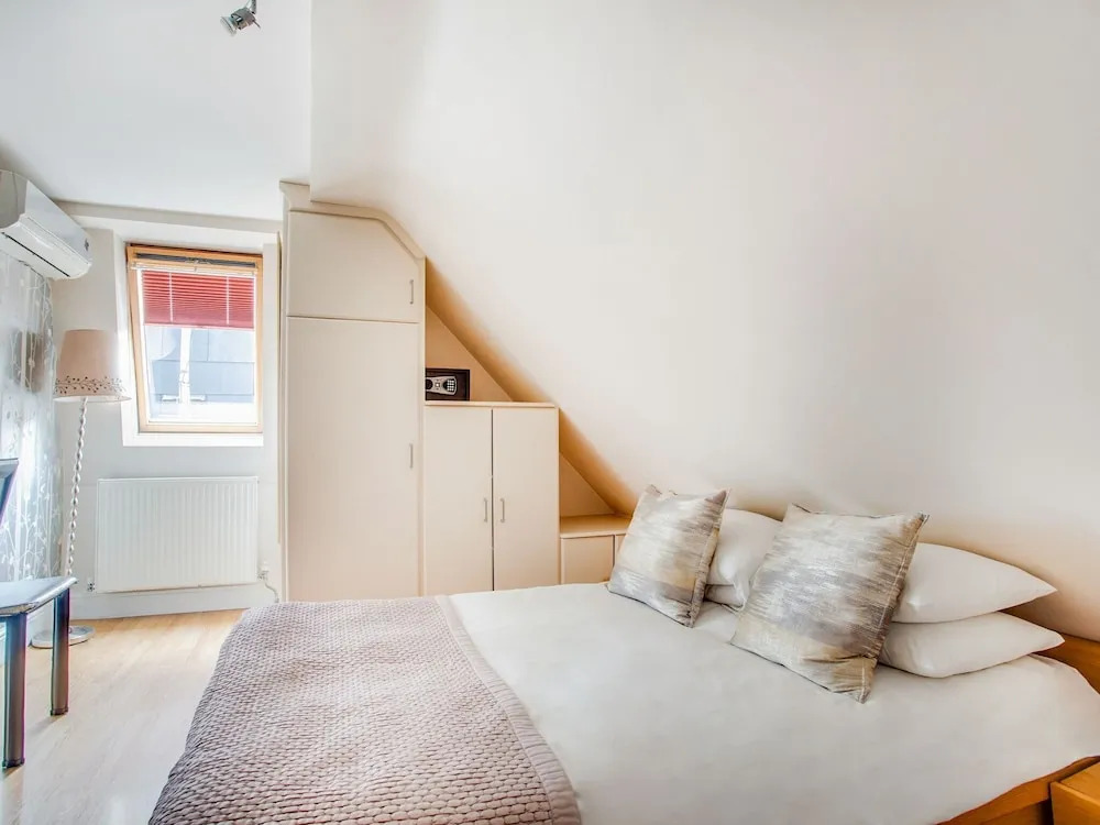 Simplistic Apartment in London Near Buckingham Palace