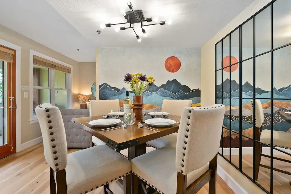 Royal Perch - Loft With King Suite + Vaulted Ceilings