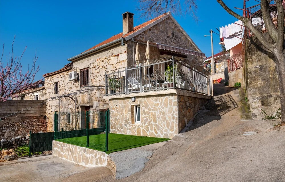 Nice Home in Rovanjska With 1 Bedrooms and Wifi