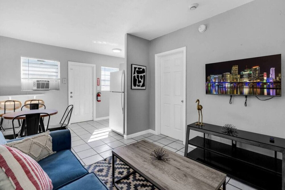 Beachside 1BR Nook Near Airport Free Parking