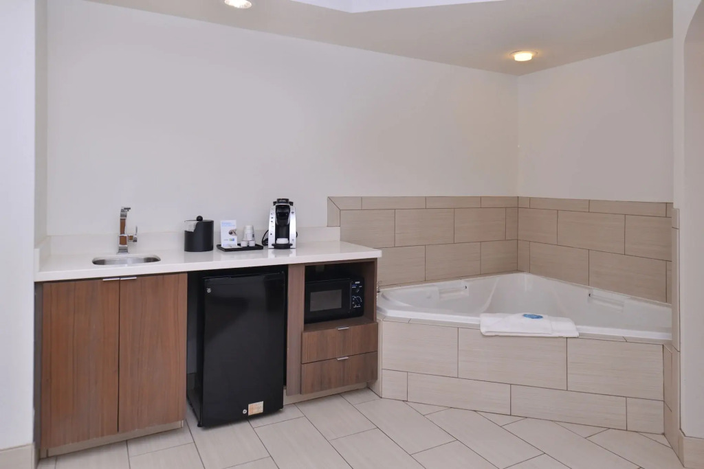 Holiday Inn Express and Suites New Orleans Airport by IHG