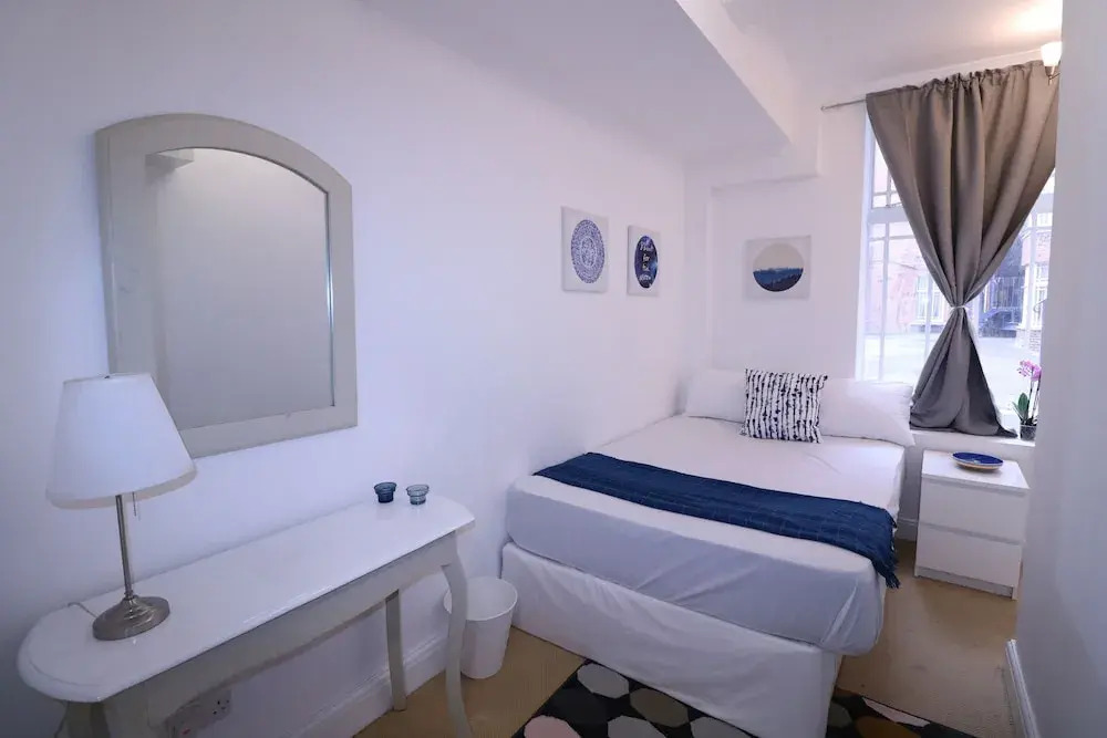 Lovely & Spacious 2 Bedroom APR Queensway
