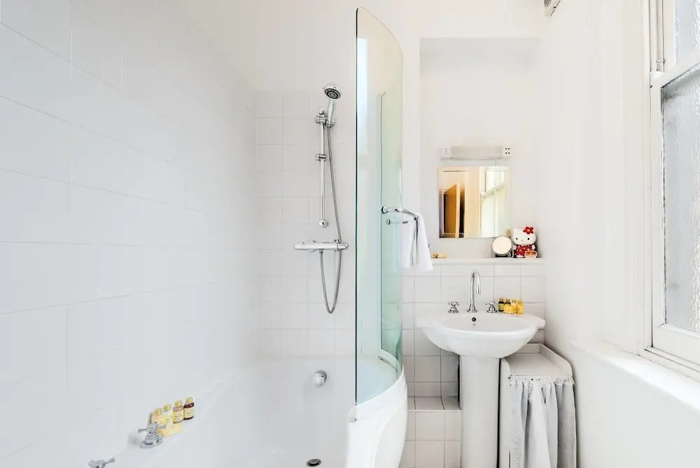 Bright 1BR Home Near Arsenal Stadium W/balcony