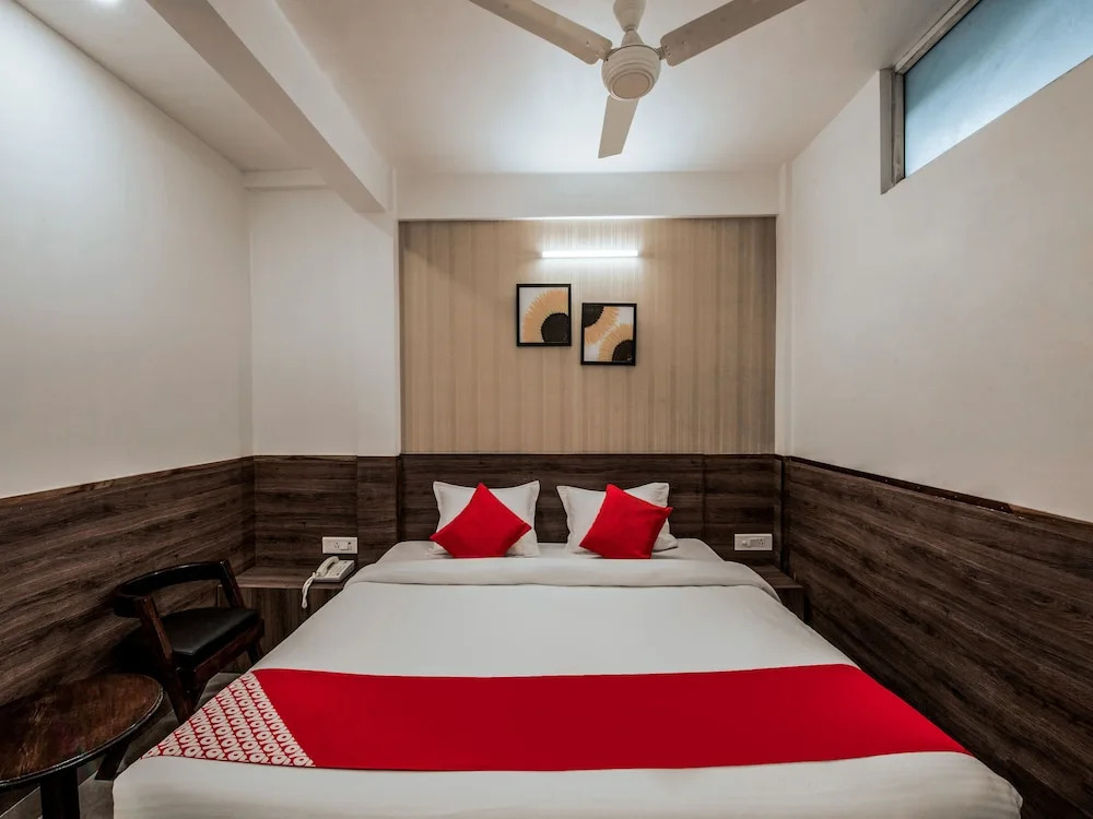 OYO 13262 Hotel Indiana