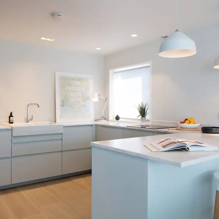Insta-worthy 4br designer house 5 min to the beach