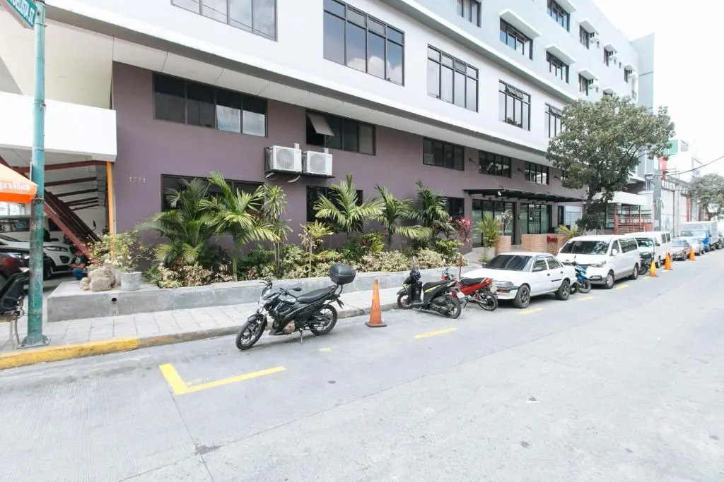 RedDoorz Plus at Evangelista Street Makati