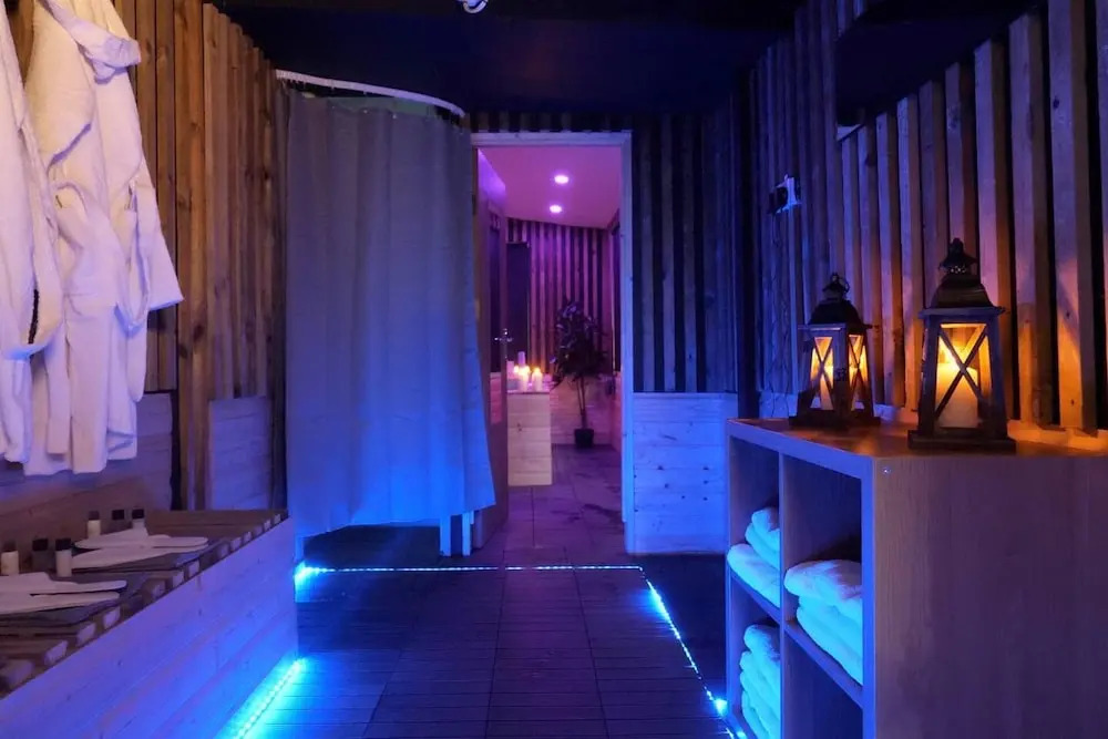Angela's Hideaway - 2 Beds - Hot Tub - Sauna