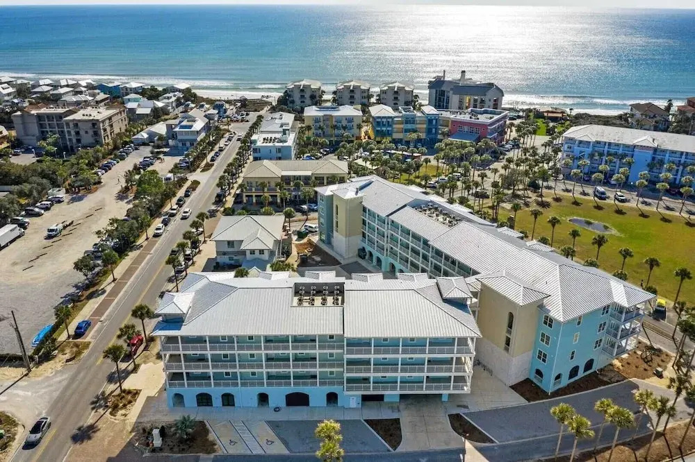 Steps to Beach w/ View, Pool + Tennis Luxe Top-floor Sea La Vie by Avantstay